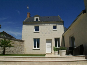 Luxury holiday home with lawn in Beaumont en V ron near Chinon